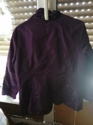 Elegante chaqueta SIXTH SENSE color berengena.