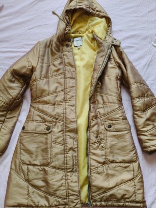 Chaqueta dorada con capucha