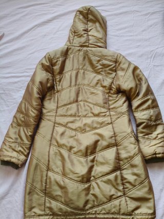 Chaqueta dorada con capucha