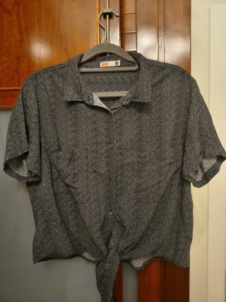 Camisa con lazada delantera azul marino