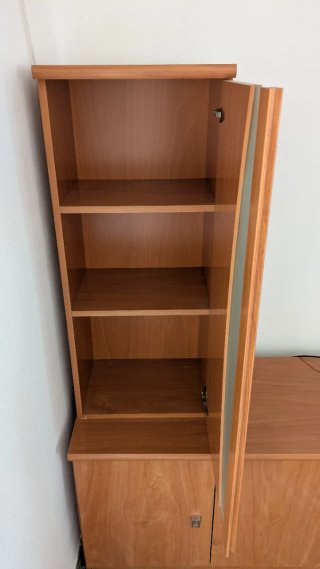 Mueble de salón con estantes y puerta