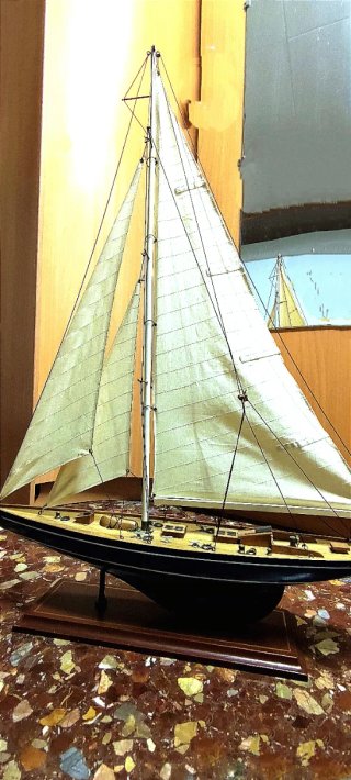 Maqueta de velero de madera