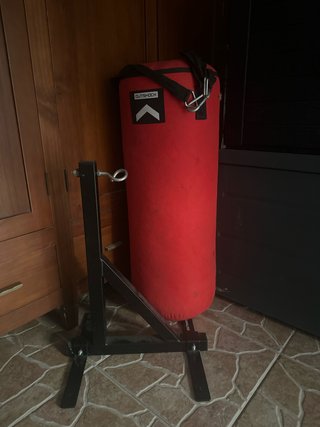 Saco de boxeo rojo con soporte
