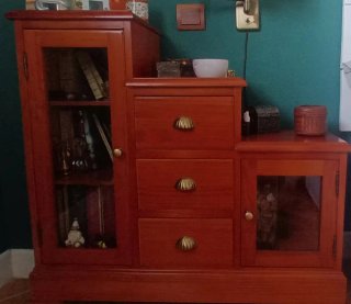 Pequeño mueble vitrina escalonado madera maciza.