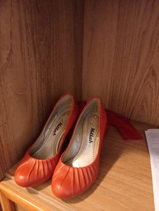 Zapatos de tacón rojos