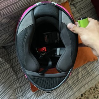 Casco de moto rosa y blanco
