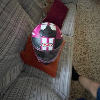 Casco de moto rosa y blanco