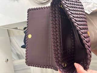 Bolso de mano morado tejido