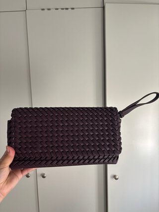 Bolso de mano morado tejido