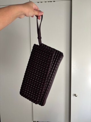 Bolso de mano morado tejido