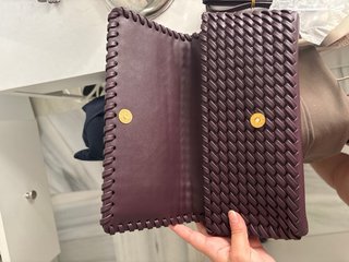Bolso de mano morado tejido