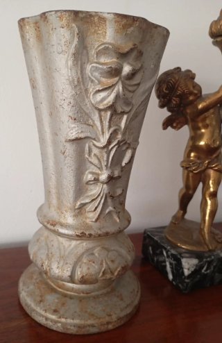 Jarrón antiguo estilo art decó.