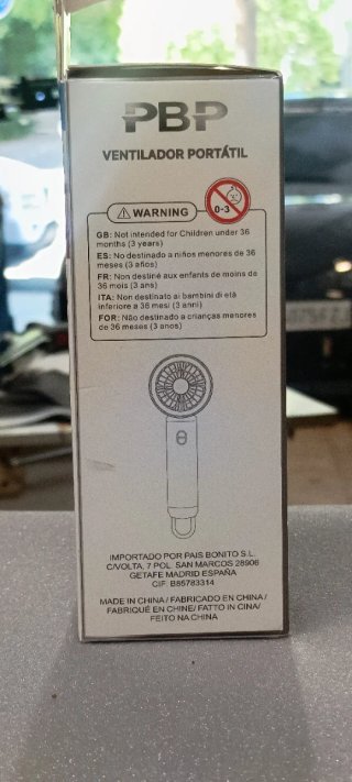 Ventilador portátil de mano recargable.