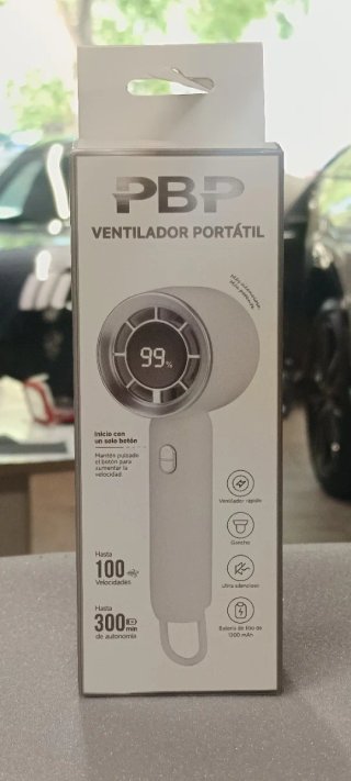 Ventilador portátil de mano recargable.
