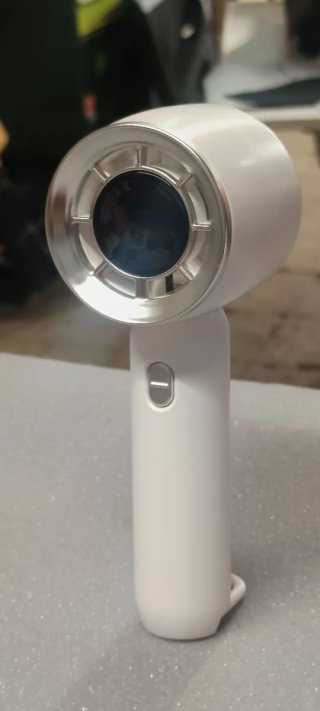 Ventilador portátil de mano recargable.
