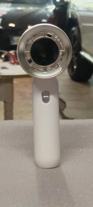 Ventilador portátil de mano recargable.