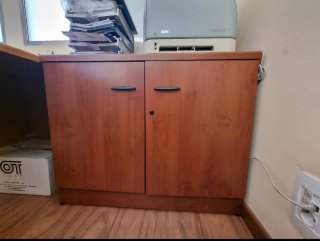 Despacho  oficina madera,mesa con ala y armarios
