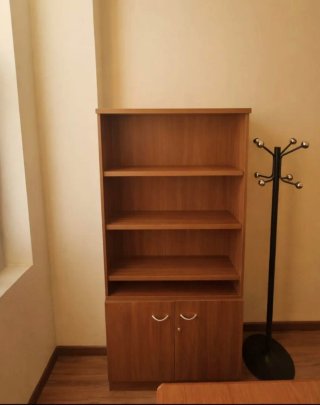 Despacho  oficina madera,mesa con ala y armarios