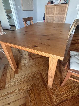 Mesa de comedor de madera
