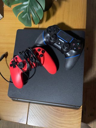 Consola PS4 + 2 Mandos (Negro y Rojo)