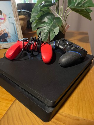 Consola PS4 + 2 Mandos (Negro y Rojo)