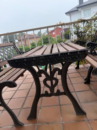 Mesa, banco y sillas de jardín