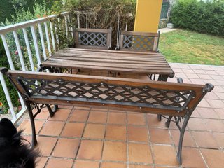 Mesa, banco y sillas de jardín