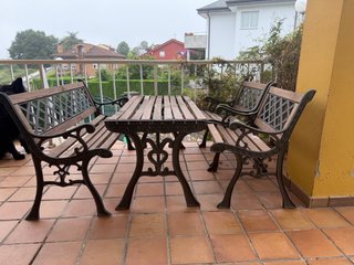 Mesa, banco y sillas de jardín