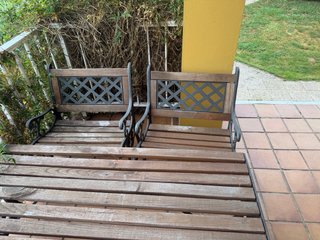 Mesa, banco y sillas de jardín