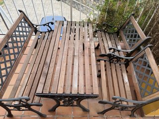 Mesa, banco y sillas de jardín