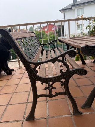 Mesa, banco y sillas de jardín