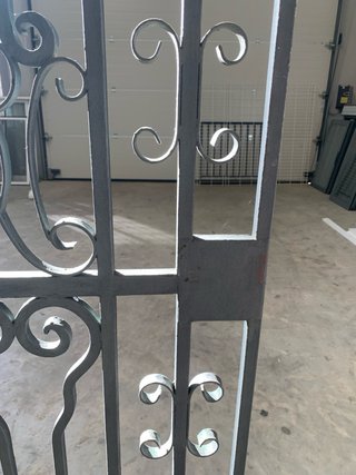 Puerta de hierro forjado decorada