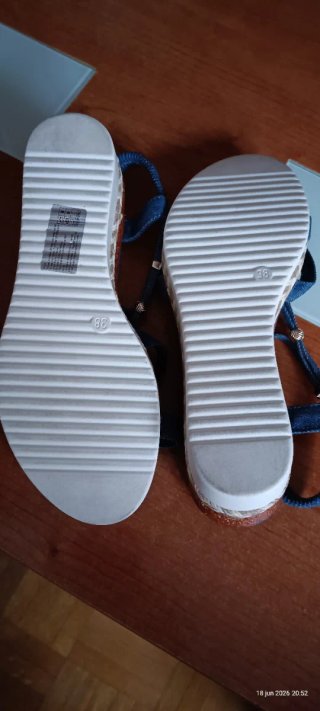 Sandalias vaqueras con adornos plateados