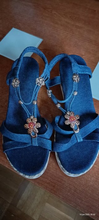 Sandalias vaqueras con adornos plateados