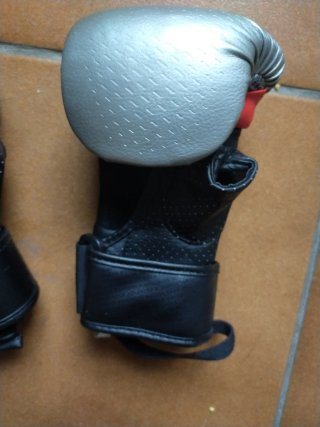 Guantes de Boxeo Negros y Plateados