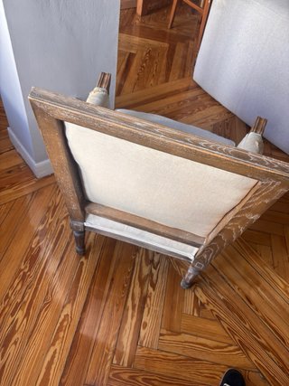 Butaca antigua de tela y madera