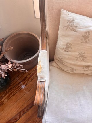 Butaca antigua de tela y madera
