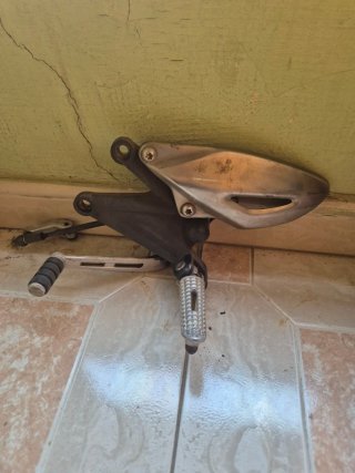 Soportes estriberas Triumph Street Triple 675