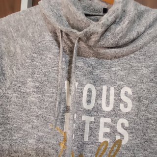 Chaleco gris con cuello alto y cordones