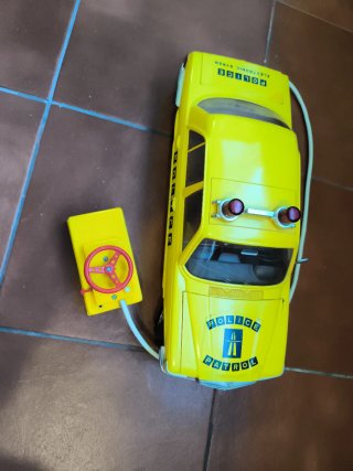 Coche juguete rico