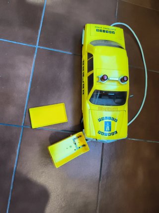Coche juguete rico