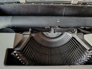 Máquina de escribir Olivetti Dora