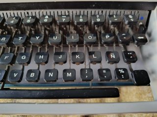 Máquina de escribir Olivetti Dora