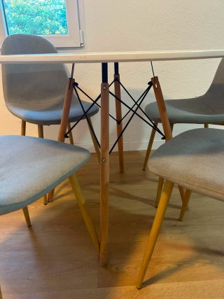 Mesa redonda con 4 sillas