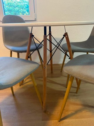 Mesa redonda con 4 sillas