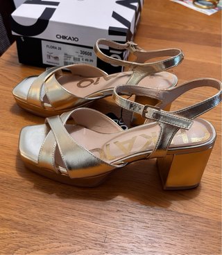 Sandalias doradas Chika10 talla 38 sin estrenar