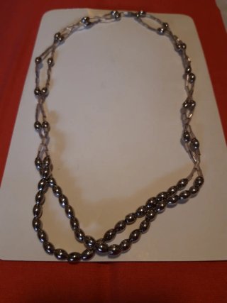 Collar de cuentas plateadas