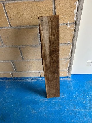 Estantería de madera con soporte