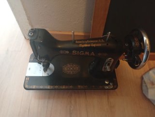 Máquina de coser Sigma antigua a manivela