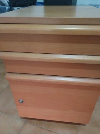 Cajonera de madera marrón